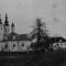 Sela, pogled na južno pročelje crkve sv. Marije Magdalene i zgradu župnog dvora; 1951. (MKM, UAKM – FKB, inv. br. 55153)