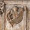 Trogir, gradska loža, retabl Pravde, detalj anđela s natpisom, stanje prije radova. Snimka: P. Gamulin, 2023.