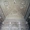 Središnja dvorana drugog kata (Svečana dvorana), svod oblikovan štuko reljefima s prikazima iz rimske vojne povijesti i amblemima s motivima antičke ratne opreme