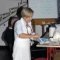 Predavačica Oriana Sartiani pripravlja kruti gel za uklanjanje nečistoća