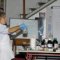 Predavačica Oriana Sartiani pripravlja tekući gel za uklanjanje nečistoća