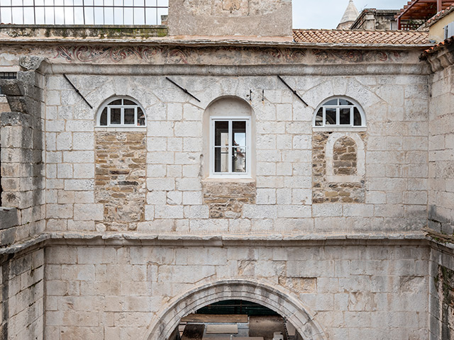 Konzervatorsko-restauratorski radovi na Zapadnim vratima i crkvi Gospe od Zvonika u Splitu