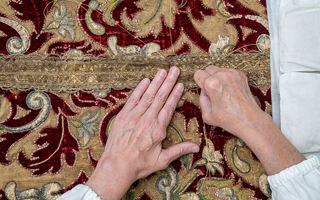 Oltarna zavjesa (katapetazma) iz manastira Krka