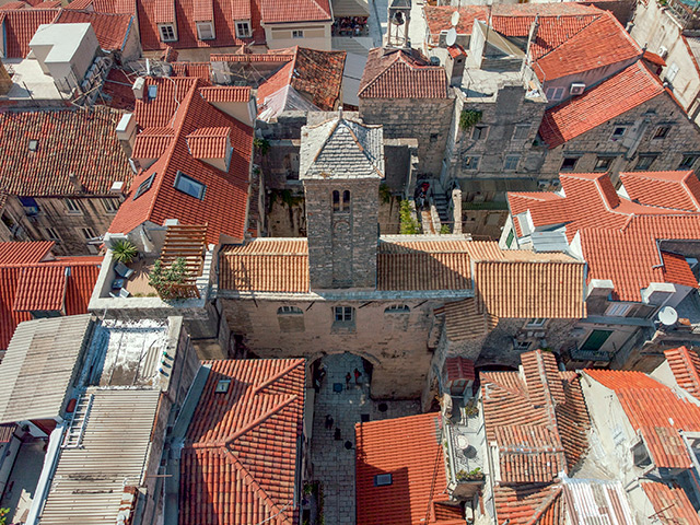 Split, Dioklecijanova palača, Zapadna vrata i crkva Gospe od Zvonika